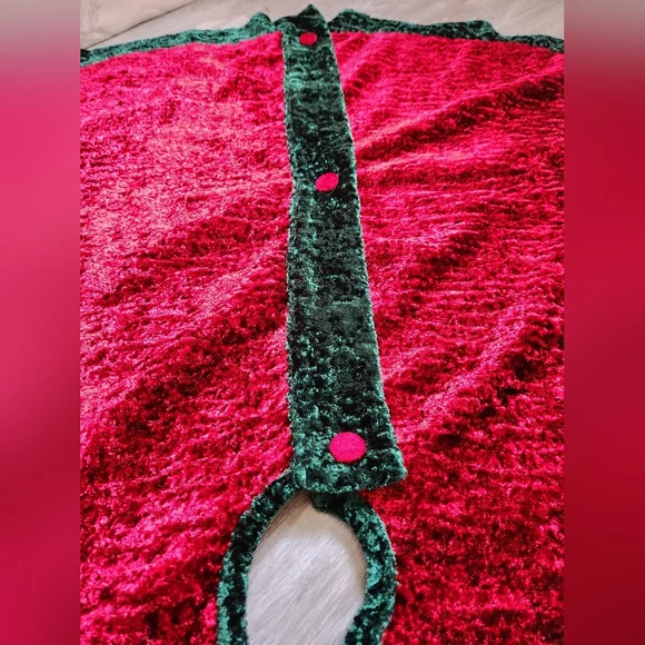 Christmas Tree Skirt Circle Crushed Red Velvet Green Trim Button Detail 54" - Picture 4 of 8